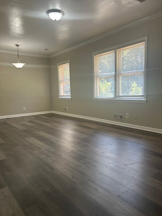 Building Photo - 3 Bed, 1 bath in Decatur!