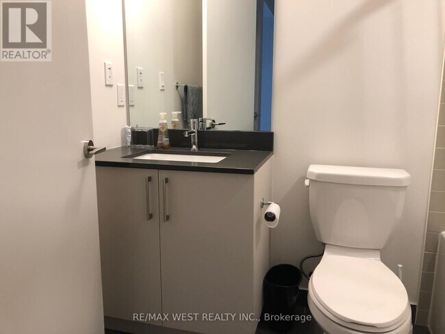 Photo du bâtiment - 576 Front St W