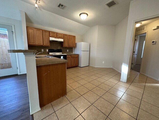 Foto del edificio - 3 Bedroom 2 Bathroom in Yukon! ****WINTER ...