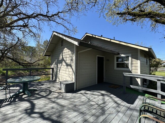 Building Photo - 640 square foot 1 bedroom, 1 bath private ...