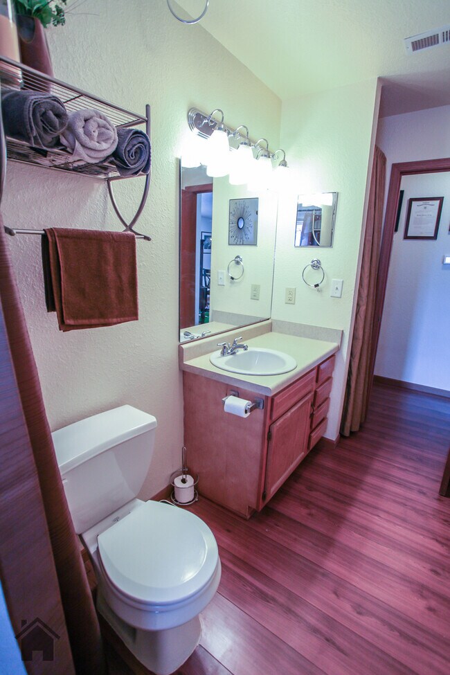 Foto del edificio - **FENCED YARD**BEDROOMS W/LVP FLOORING Ava...