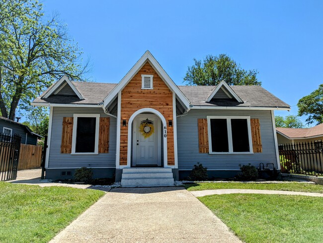 Building Photo - 610 W Rosewood Ave