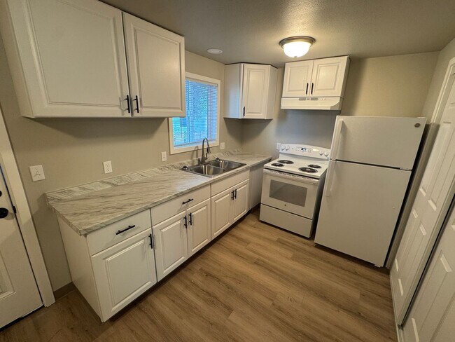 Foto del edificio - (248) 2 Bdrm Town Home w/ Private Yard Area