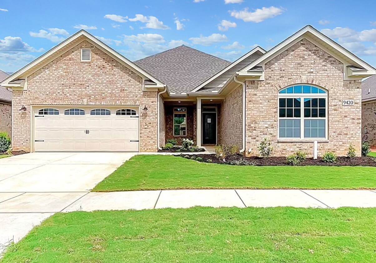 Foto principal - Gorgeous 3 Bedroom, 3 Bath Home Built in 2...