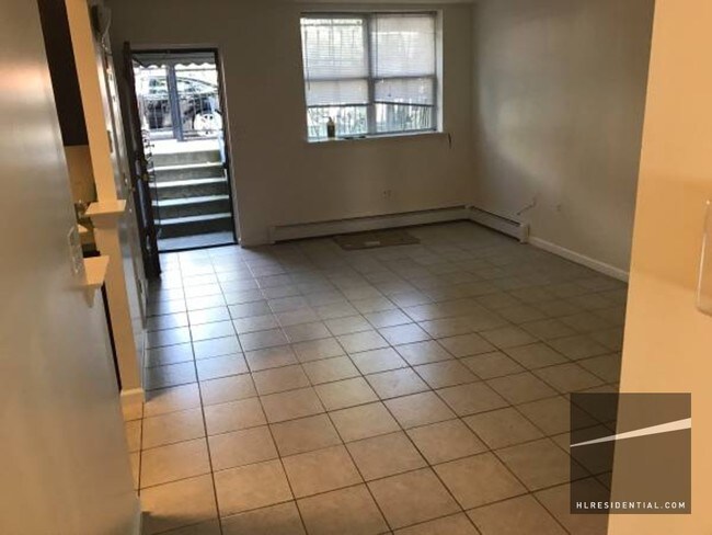 Building Photo - 221 Eldert St