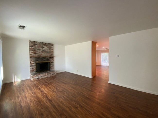 Building Photo - Beautiful Recently Remodeled 4 Bedroom 2 B...