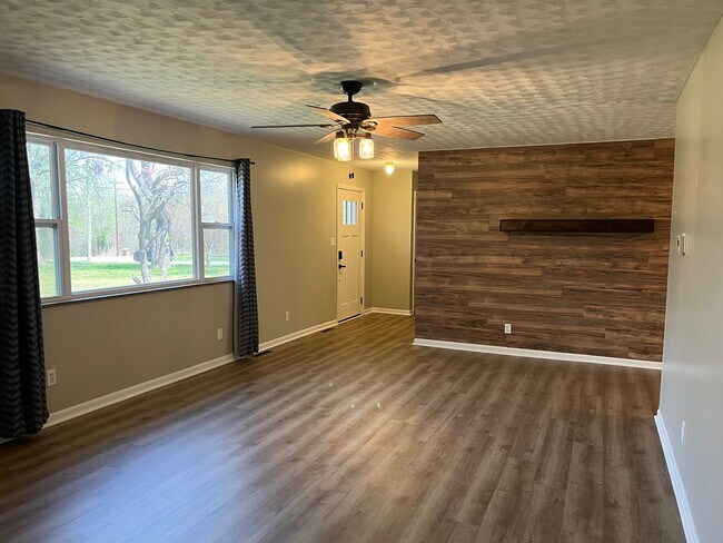 Building Photo - Renovations, bonus room, huge yard! 3 Bedr...