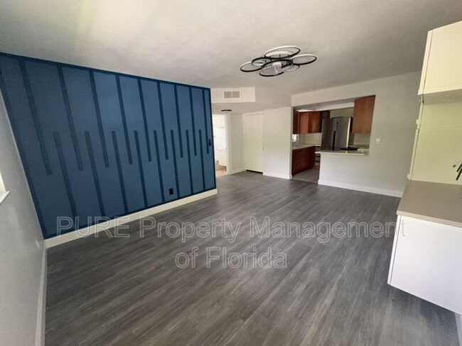 Building Photo - 454 Fairways Cir