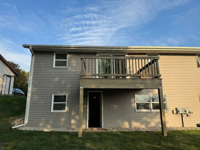 Building Photo - 806 Edgewood Dr