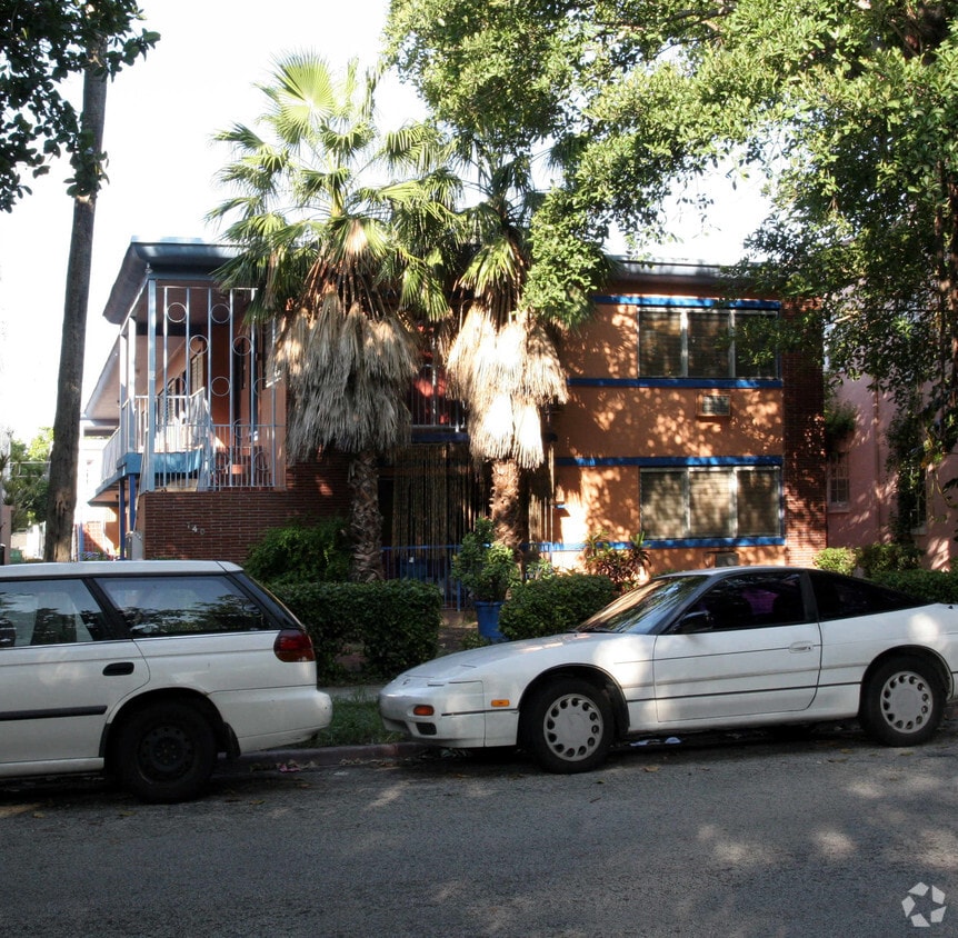 Building Photo - Casa Davincci