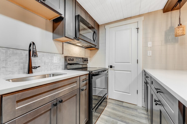 Building Photo - 2772 University Ave