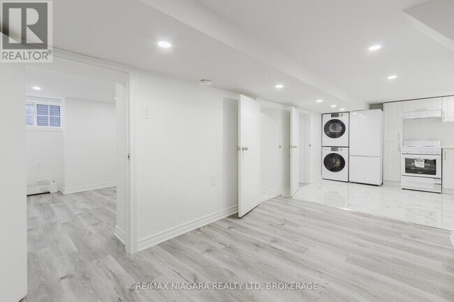 Photo du bâtiment - BASEMENT UNIT - 4765 SECOND AVENUE