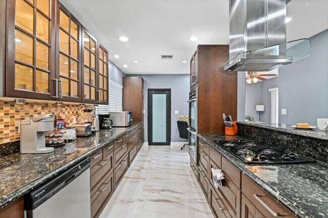 Foto del edificio - 620 Camellia Ct