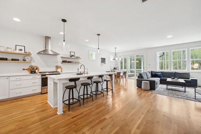 Building Photo - Gorgeous 4 Bedroom House + Bonus Room in B...