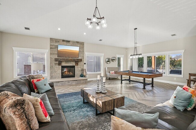 Salón y billar del club social - Pinebrook