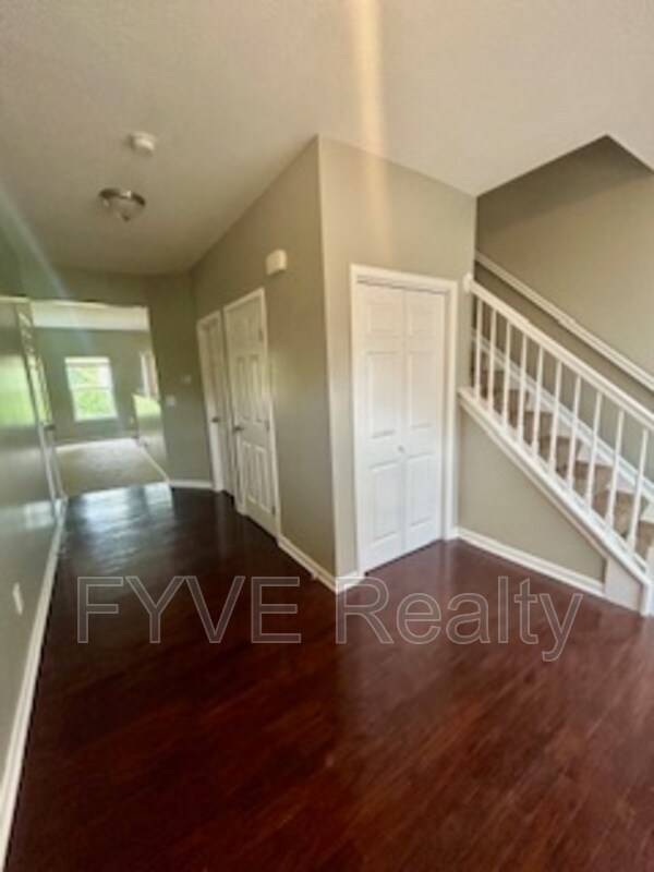Building Photo - 1153 Park Dr
