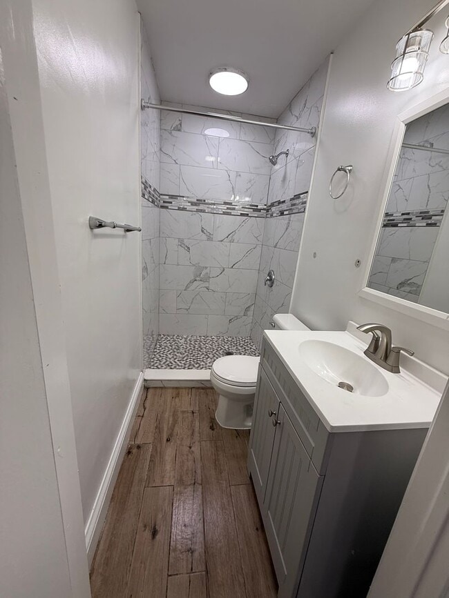 Building Photo - 3 Bedroom Renovated Townhome
