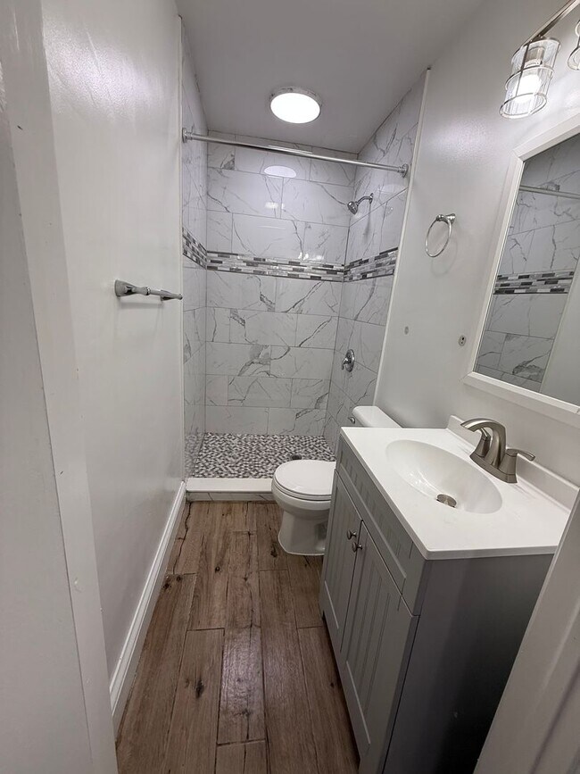 Foto del edificio - 3 Bedroom Renovated Townhome