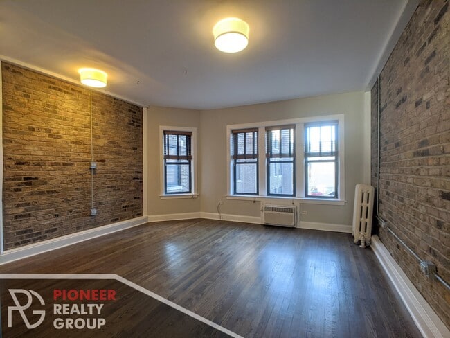 Building Photo - 740 W Addison St