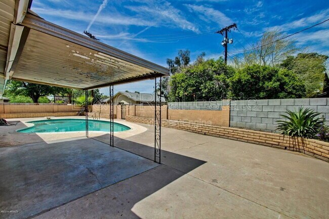 Foto del edificio - 1030 E Manhatton Dr