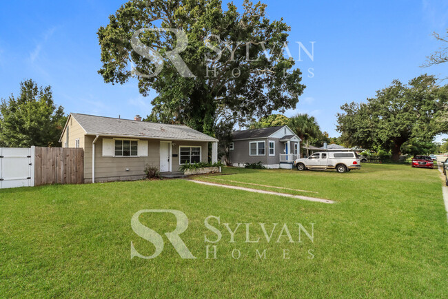 Building Photo - Adorable updated 3BR Home