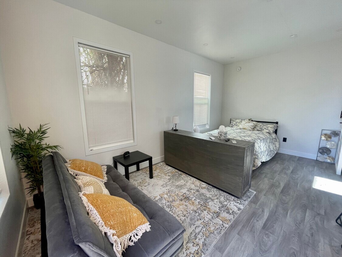 Primary Photo - 1170 W 37th Dr