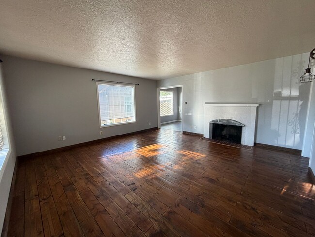 Building Photo - MOVE IN SPECIAL: HALF OFF FIRST MONTH'S RENT:2 Bedroom 2 Bath Single Family Home
