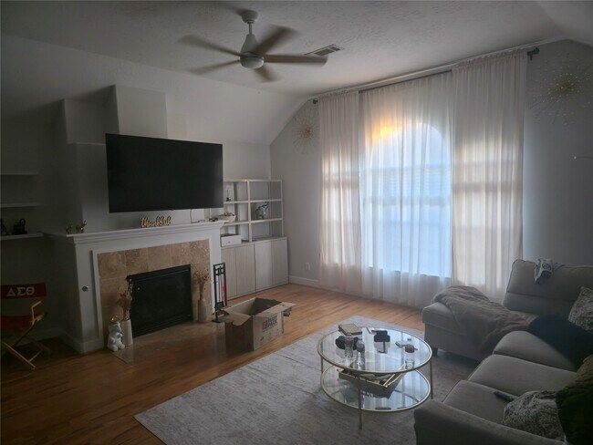 Foto del edificio - 5119 Oasis Park Ln