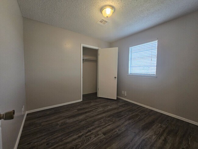 Foto del edificio - 3 Bedroom 2 Bath home in Shawnee!