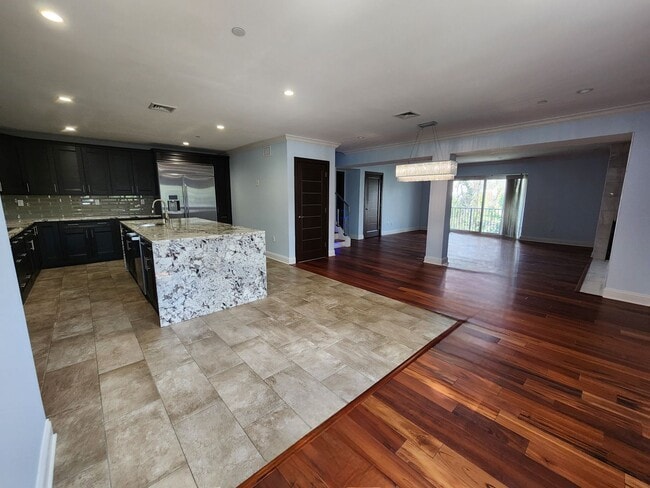 Building Photo - Modern Townhouse - Price Just Reduced!
