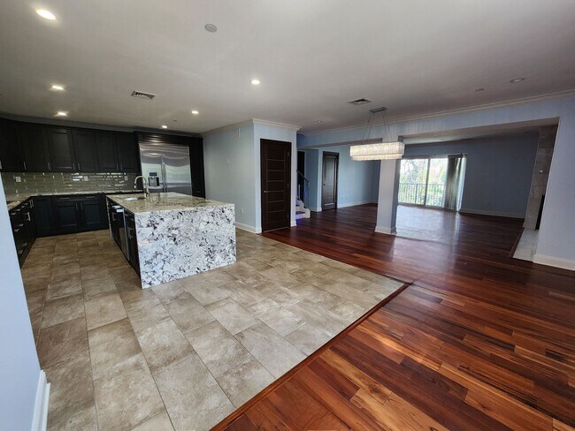 Foto del edificio - Modern Townhouse - Price Just Reduced!