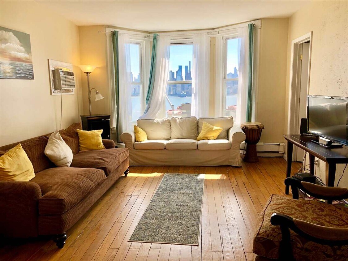 Foto principal - 5201 Boulevard E