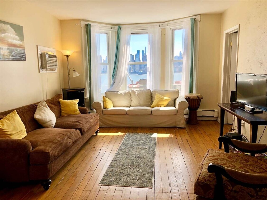 Primary Photo - 5201 Boulevard E