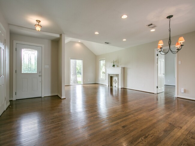 Building Photo - 1420 San Saba Dr