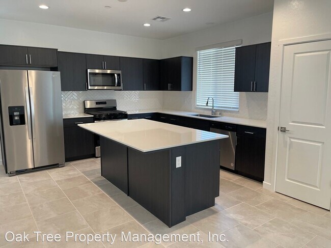 Foto del edificio - 4 br, 2.5 bath House - 6324 W. Swift Avenue