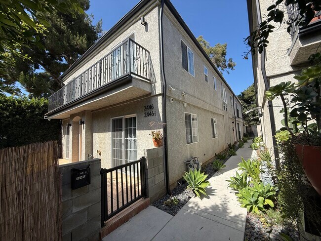 Foto del edificio - 2446 S Centinela Ave
