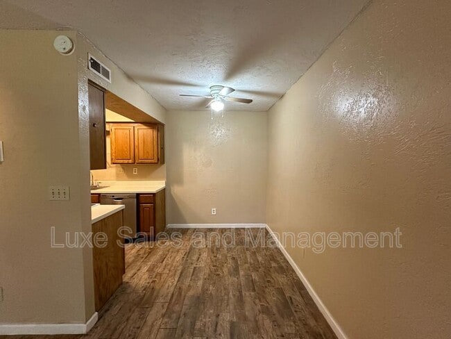 Building Photo - 11120 N Stratford Dr