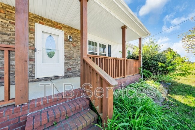Building Photo - 211 Fall Creek Dr