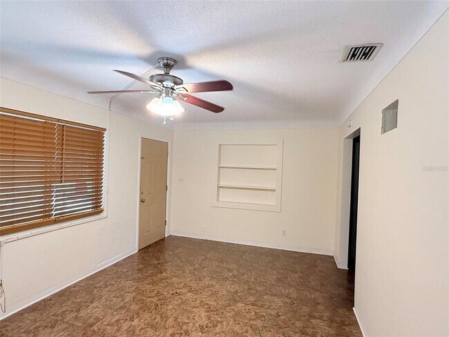 Foto del edificio - 5541 Lown St N