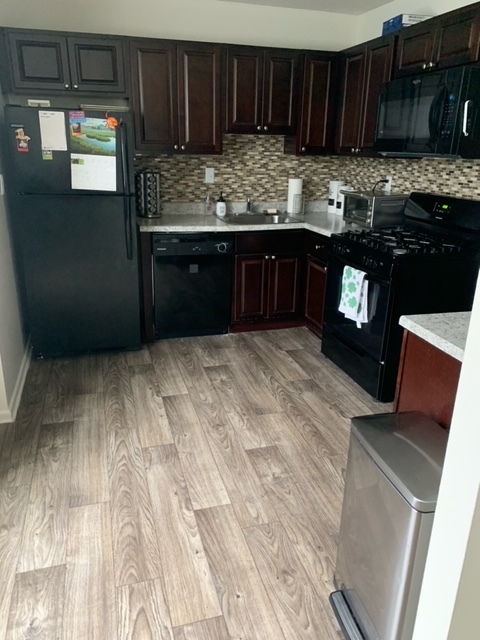 Kitchen - 753 W Whitehall Rd