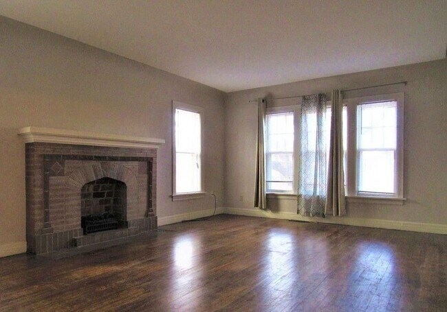 Building Photo - Large 2 Bedroom Duplex minutes from the Pl...