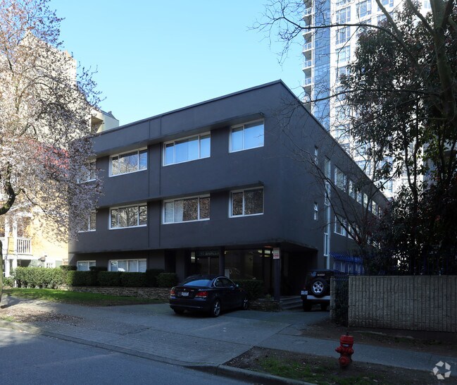 Building Photo - 1057 Barclay St