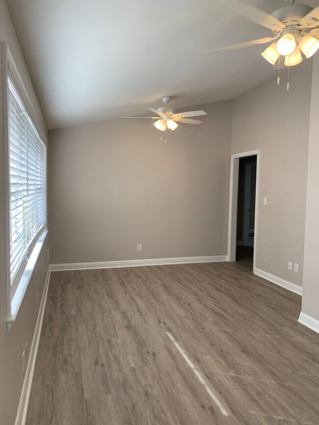 Building Photo - Updated 3 Bedroom, 1 Bath House Close to t...