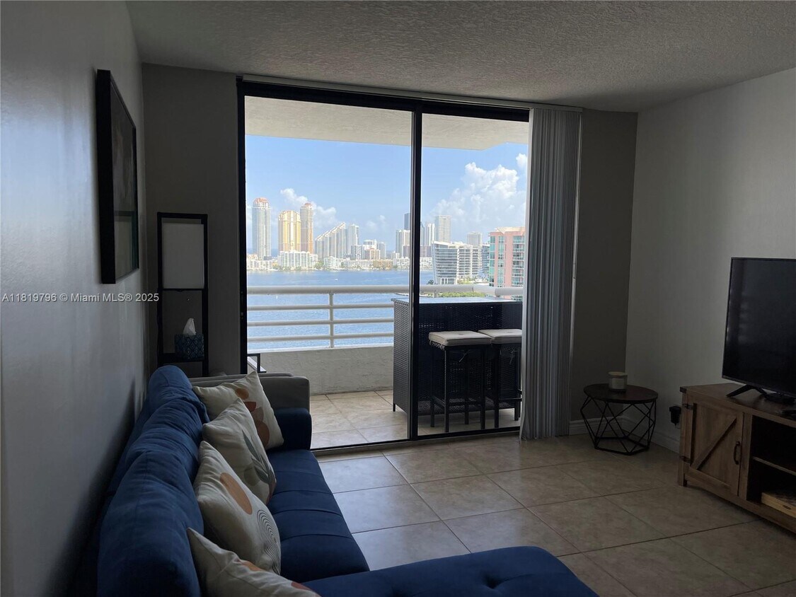 Foto principal - 3300 NE 192 St