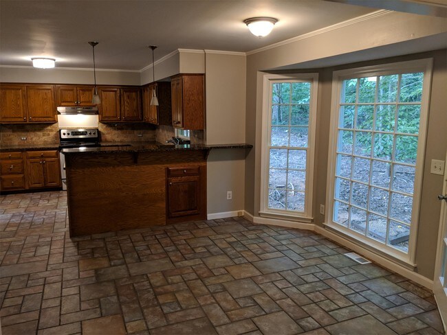 Building Photo - 258 St Martins Dr SE