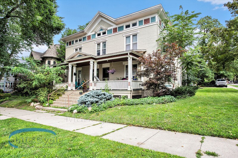 49 Prospect Ave SE, Grand Rapids, MI 49503 Condo for Rent in Grand