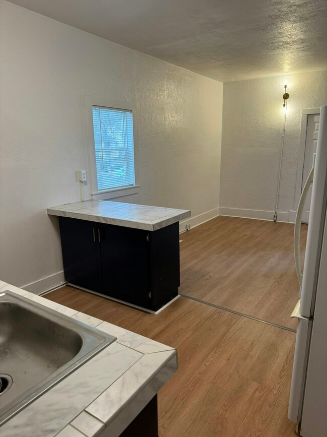 Building Photo - 2203 W Mallon Ave