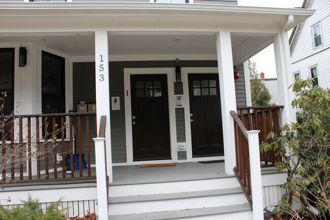 Foto del edificio - GORGEOUS 5 BED/2 BATH BY B.C. ~ CENTRAL AIR, IN-UNIT LAUNDRY, RENOVATED!!!