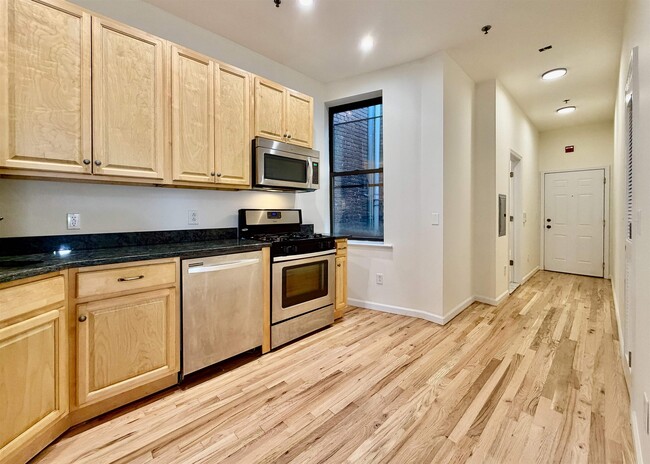 Building Photo - 105 11th St