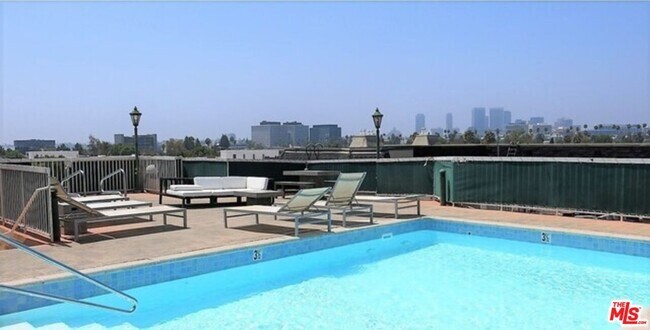 Foto del edificio - 8811 Burton Way